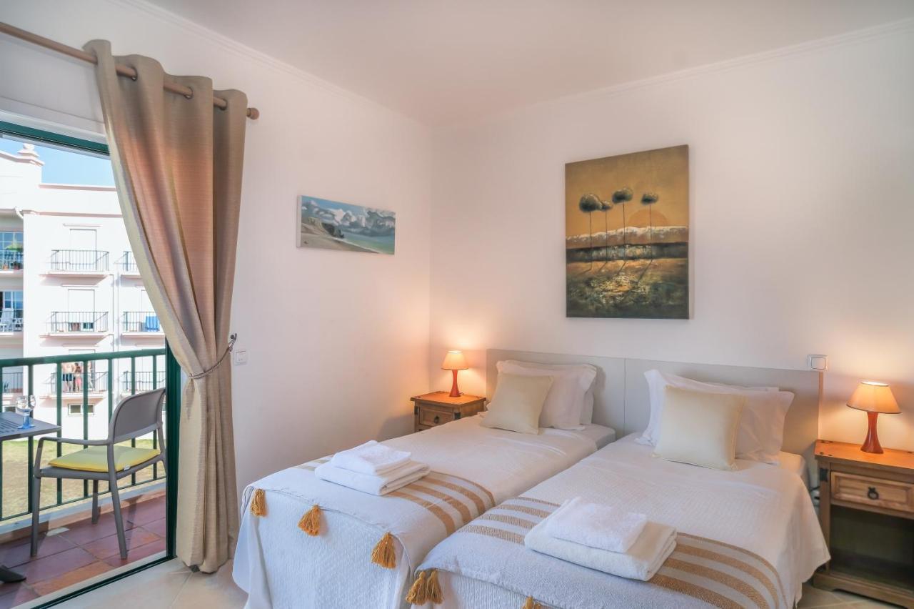 Top-Floor 2 Bedroom Holiday Home With Sea View And Pool Praia Da Luz Exterior photo
